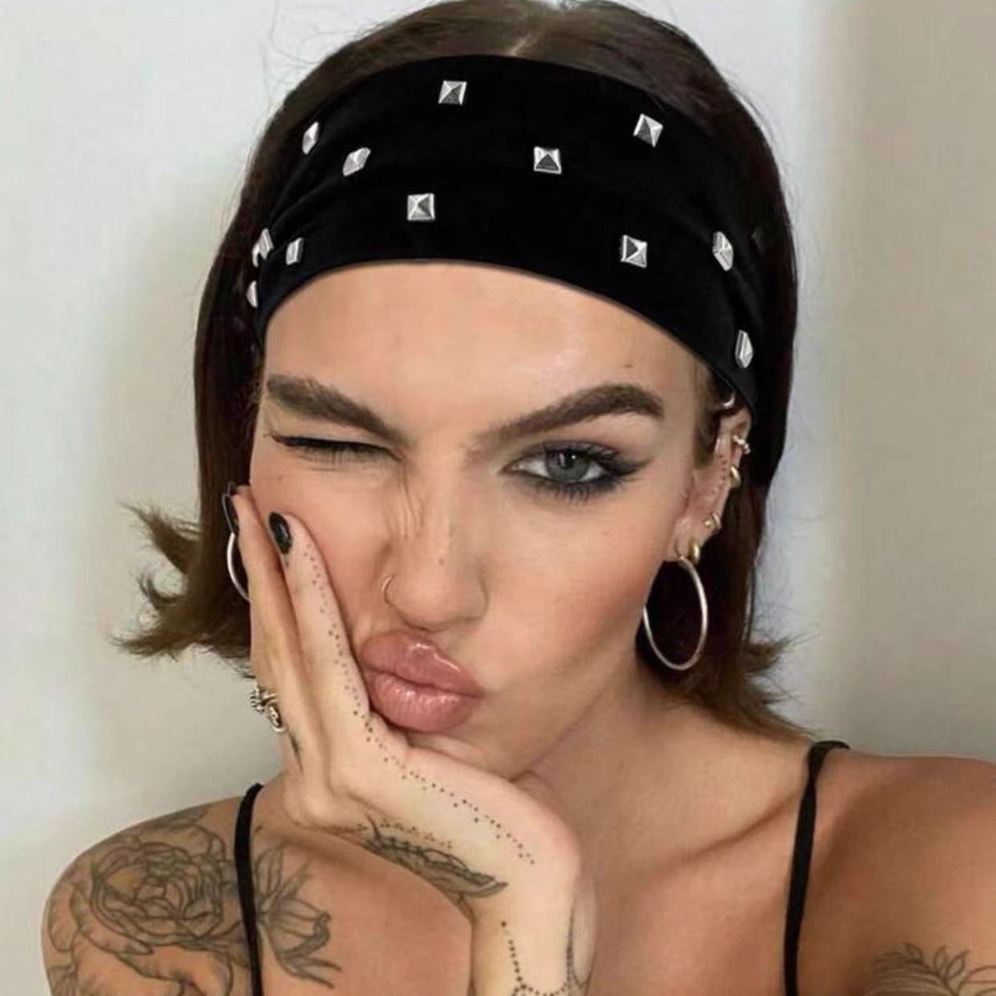 Women'S Yoga Accessories - ربطات شعر نسائية سوداء مرصعة بالمسامير