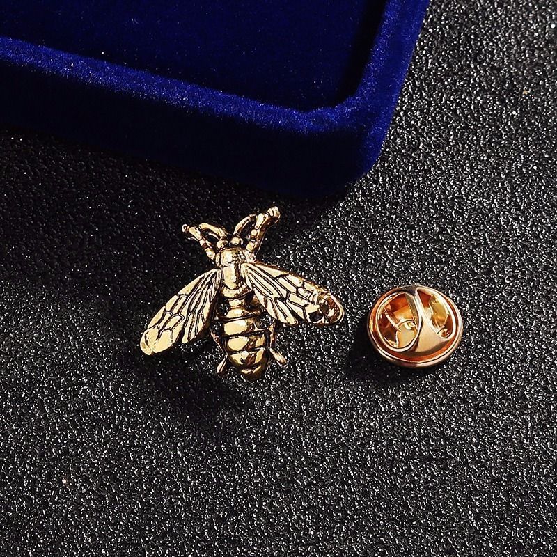 Women'S Accessories Trends 2026 - دبوس زينة على شكل نحلة صغيرة