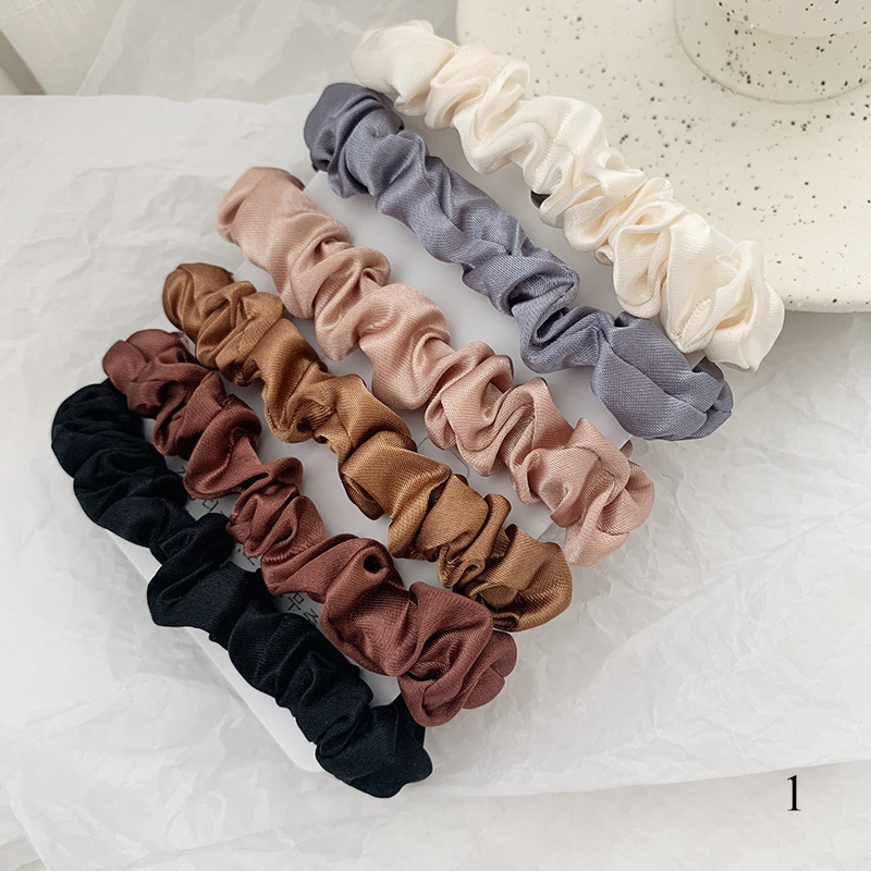 Scrunchie Satin Set - 1 مجموعة الحرير الساتان بلون Scrunchies